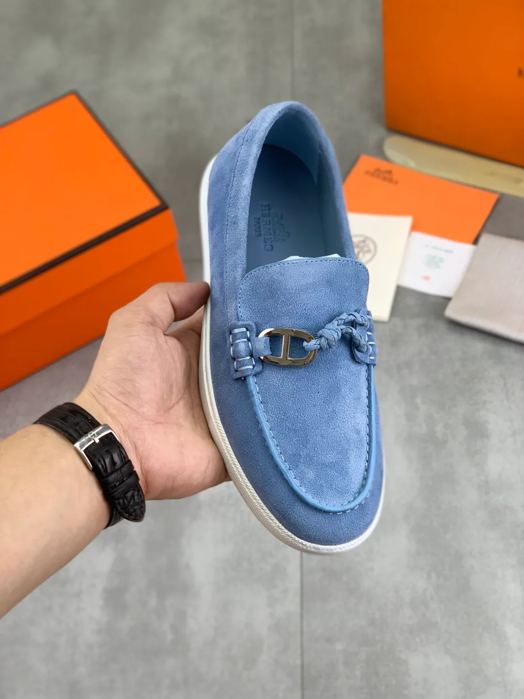 Factory price P600, new model, top version, original order, Hermes men's Drift Sneaker, new summer casual sports shoes, original purchase, development, production, H family men's classic series, technical breathable fabrics with cowhide, casual sports shoes, casual sports dad shoes, combined with high-tech breathable materials and cowhide, H family exclusive button decoration on the side. The outsole is full of H italic design and bright colors to show vitality and continue the brand design inspiration. Stroll around the city lightly and feel free and comfortable. Delivered in exquisite packaging🛍📦 ▪️Fabric: original customized breathable material + first layer of frosted cowhide ▪️Inner: cowhide feet ▪️Outsole: molded and evacuated PU+TPU material ▪️Size: 35-45 Multiple colors available Premium packaging